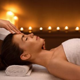 spa-therapist-making-relaxing-acupressure-massage--8G33PPM
